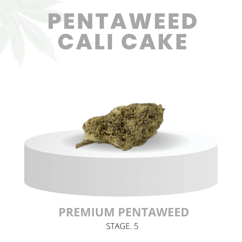 Premium PhytoRemedy™ Cali Cake Blüten, präsentiert auf einem weißen Podest. Exquisites Aroma mit herben Kräutern und einer zarten Frischenote, inspiriert von der weltberühmten Cali Kush Sorte.