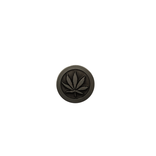 Hochwertiger Grinder mit Hanfblatt-Design auf der Vorderseite. 3 Schichten und 40 mm Durchmesser, ideal für eine effiziente Zerkleinerung.