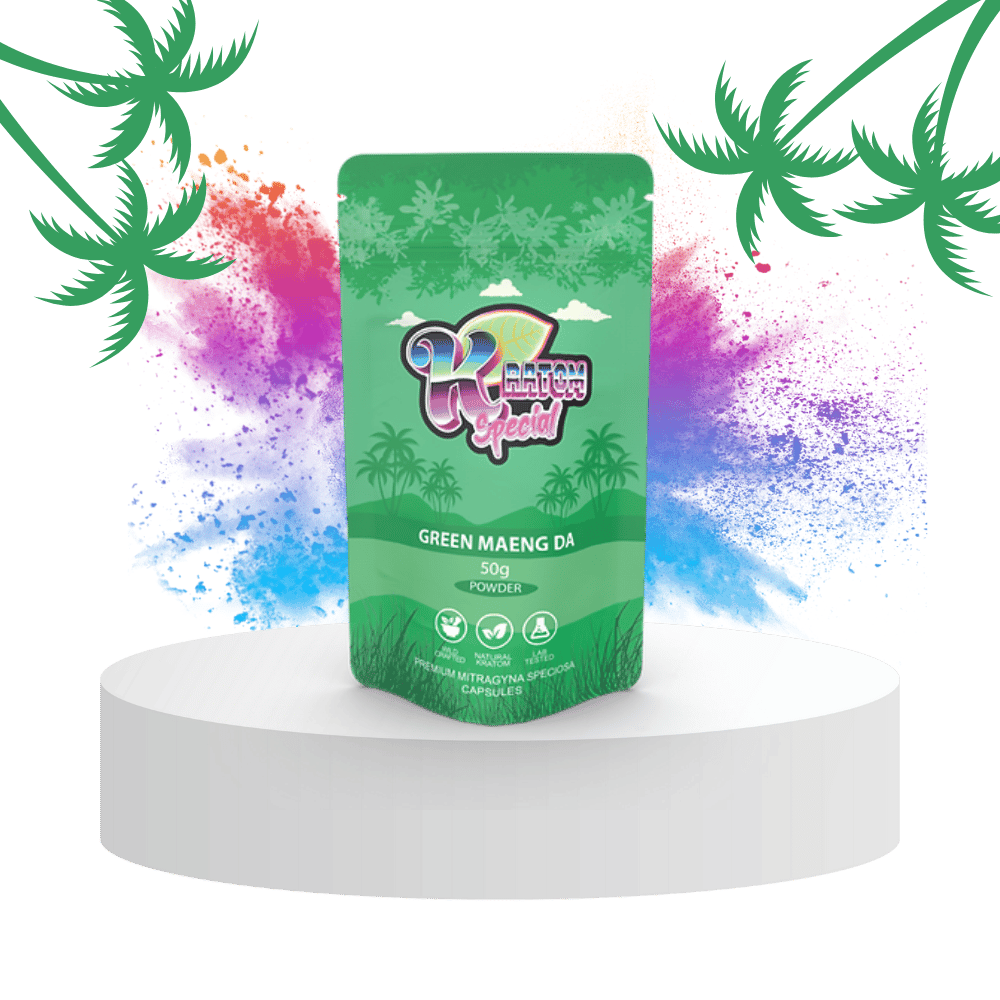 Green Maeng Da Kratom, hochwertiges und reines Produkt ohne Zusatzstoffe. Verpackung präsentiert auf einem weißen Podest mit grünem Design und stilisierten Blättern.