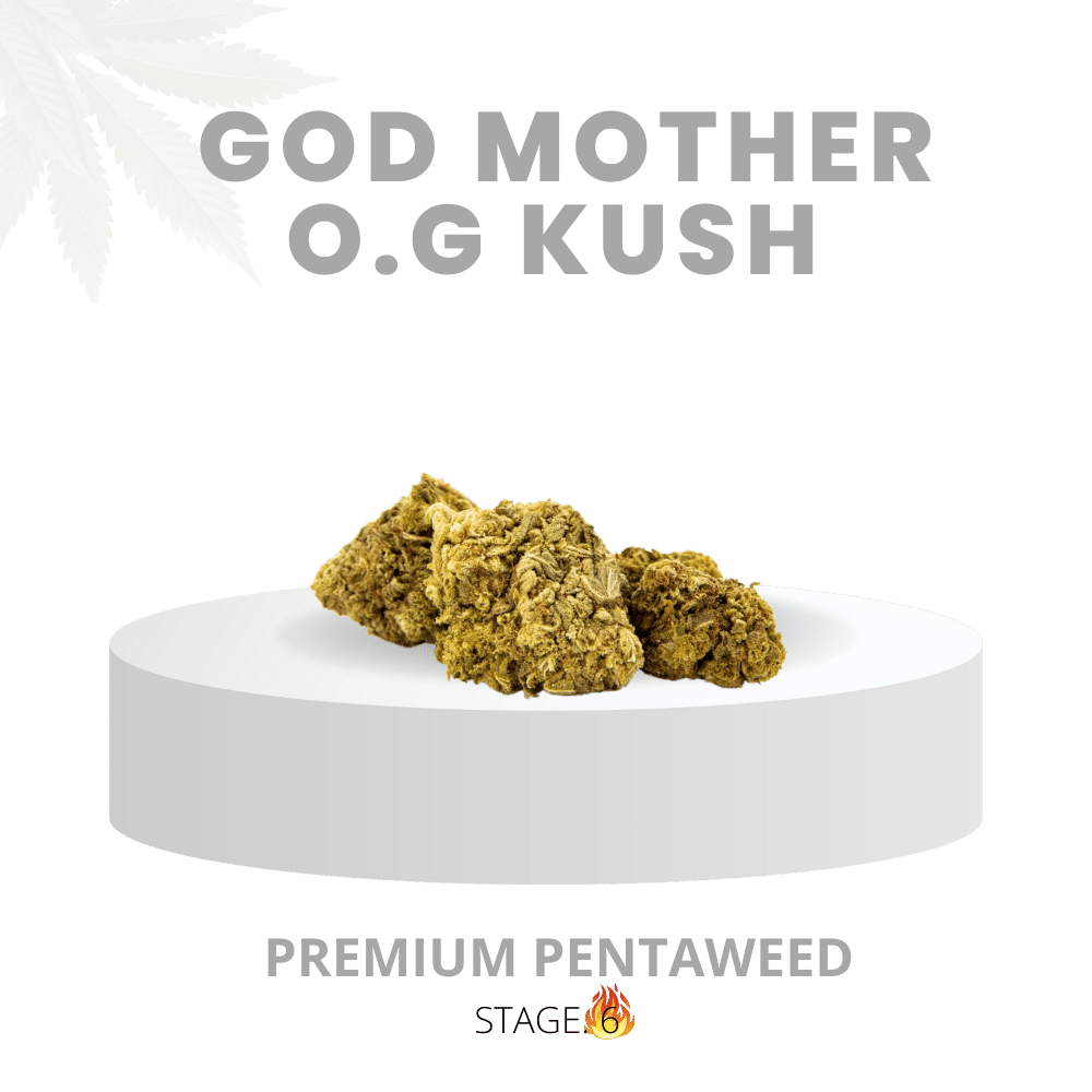 Godmother O.G. Kush, Premium PentAweed Stage 6, präsentiert auf einem weißen Podest. Exotisches Aroma und hochwertige Qualität, ideal für ganzheitliches Wohlbefinden.