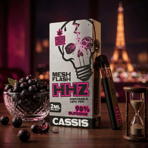 Exklusive Präsentation der HHZ Cassis Vape neben einer Schale mit schwarzen Johannisbeeren vor einer nächtlichen Stadtkulisse.